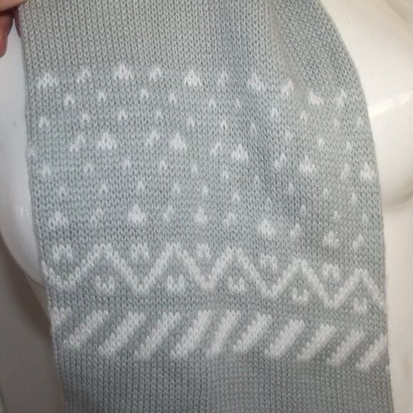 Knit Scarf, 7 x 55.5, Grey, White Pattern, Fringe ends, Acrylic, Mid weight - Picture 5 of 8